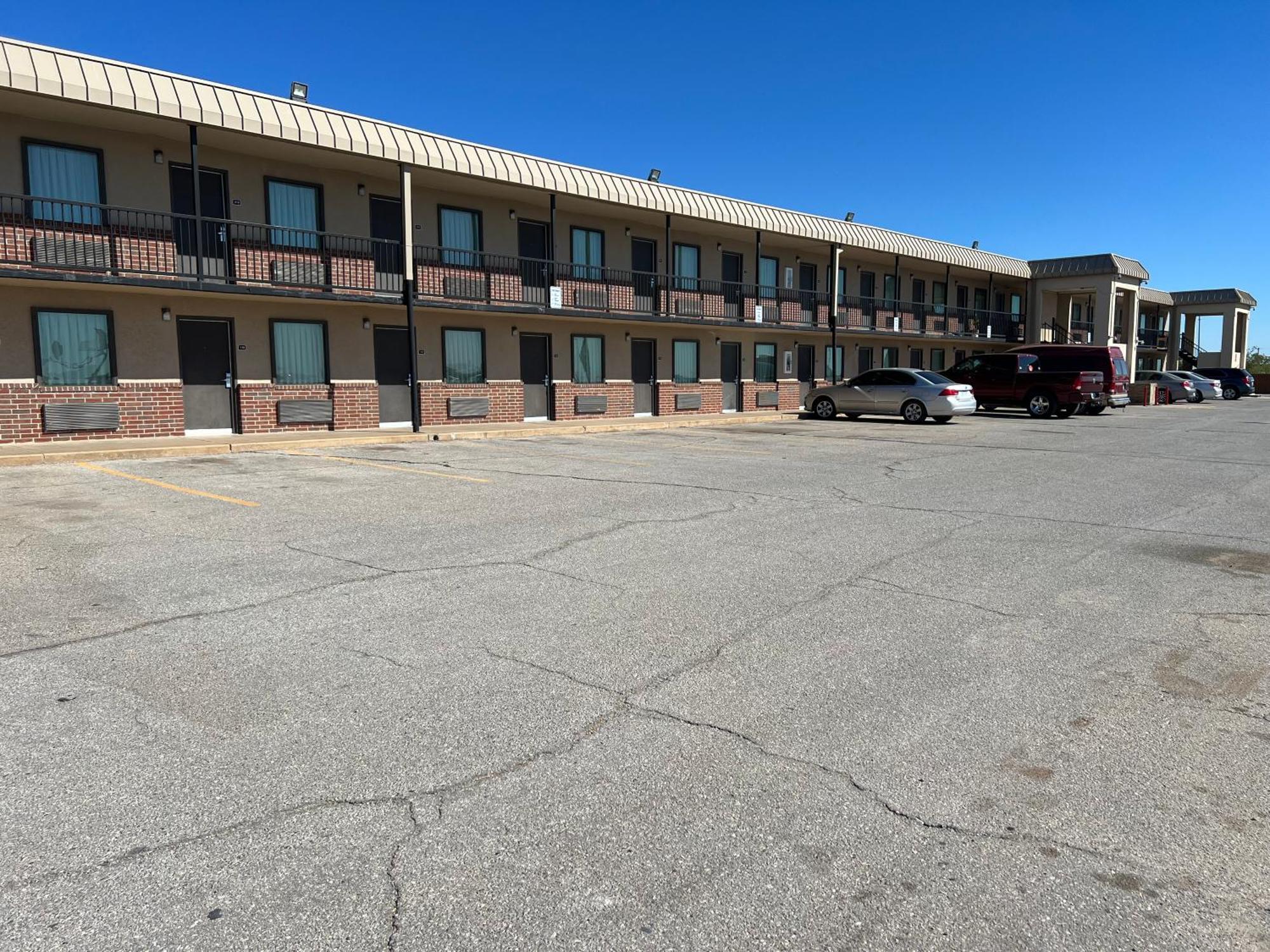 Hotel 81 El Reno Exterior photo