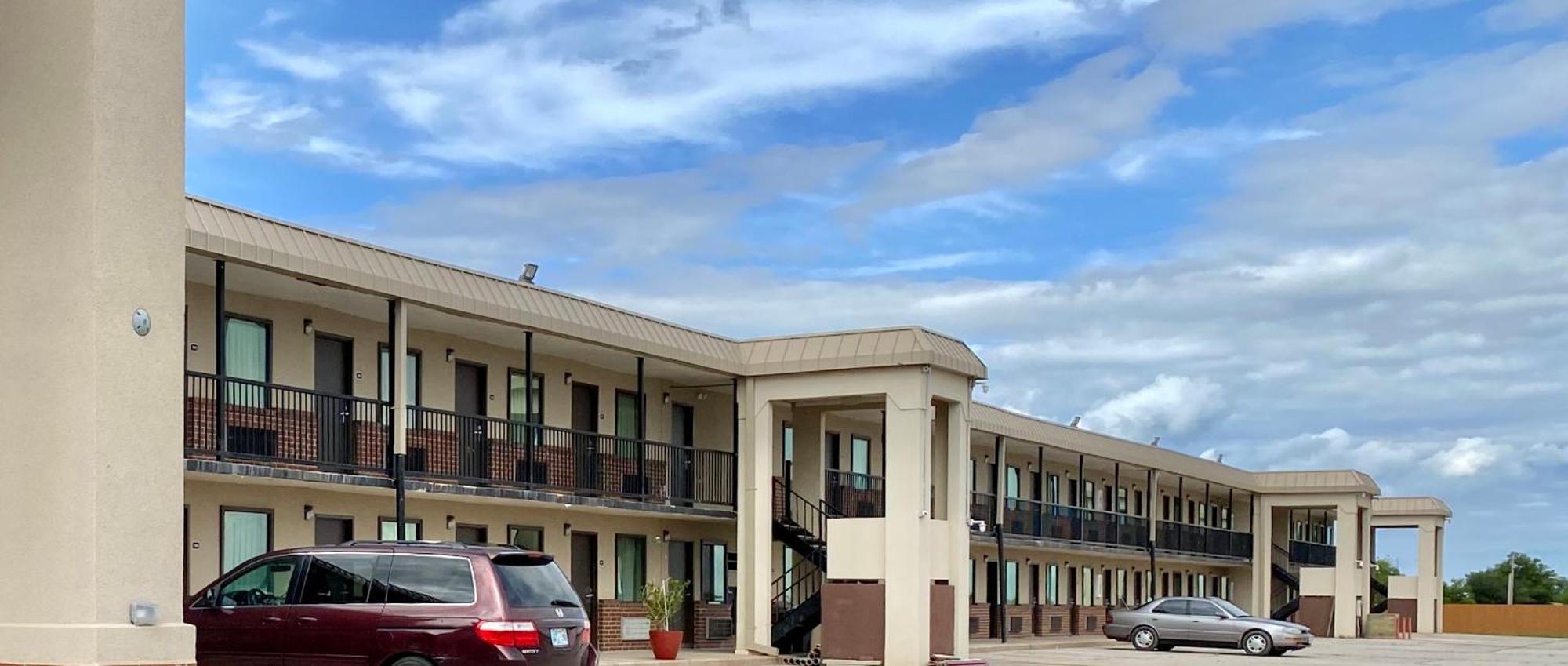 Hotel 81 El Reno Exterior photo