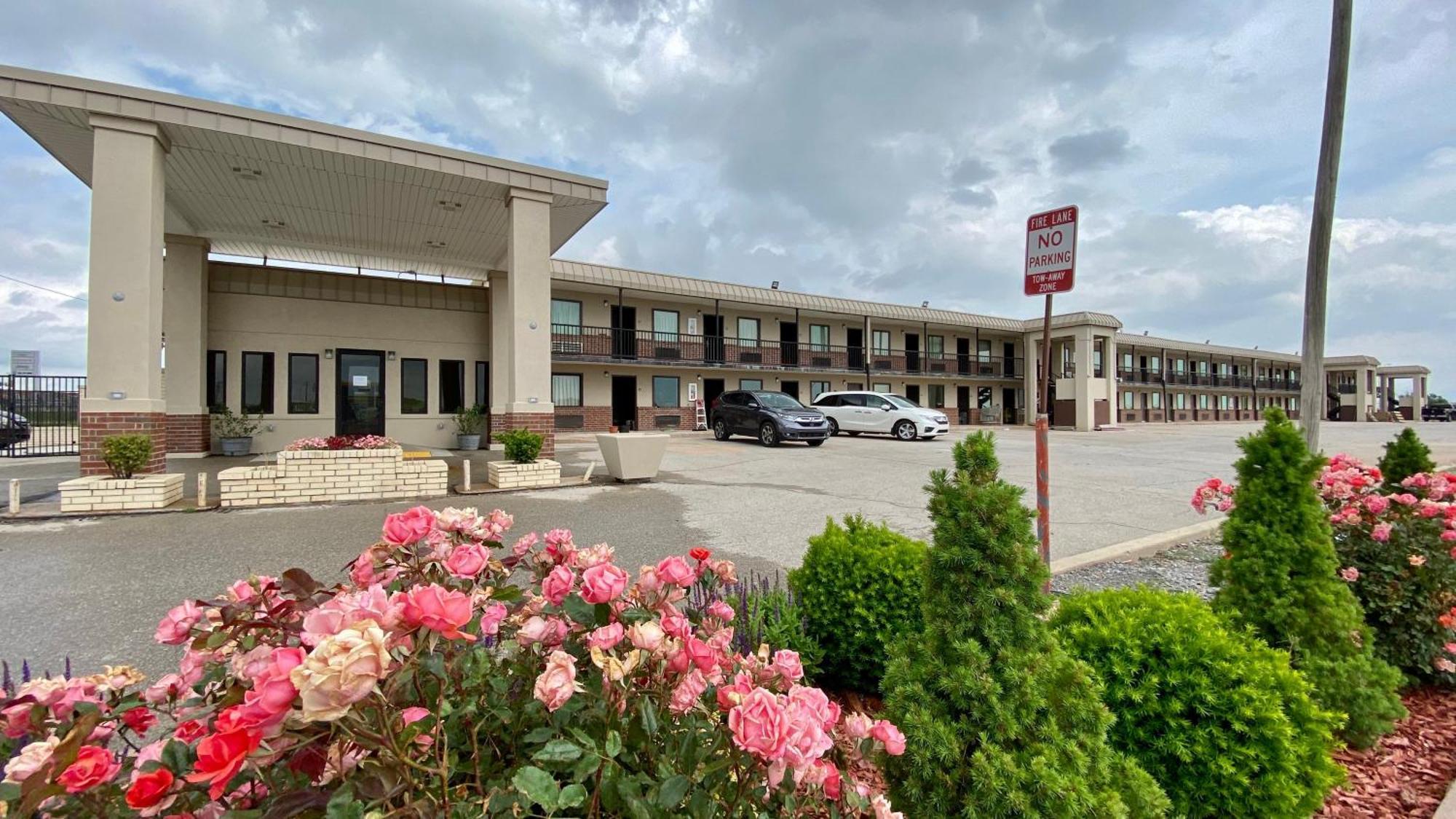 Hotel 81 El Reno Exterior photo